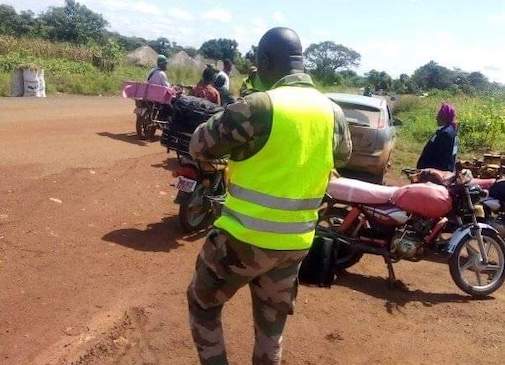 Un gendarme posté au barrage de TEMENEDOUGOU