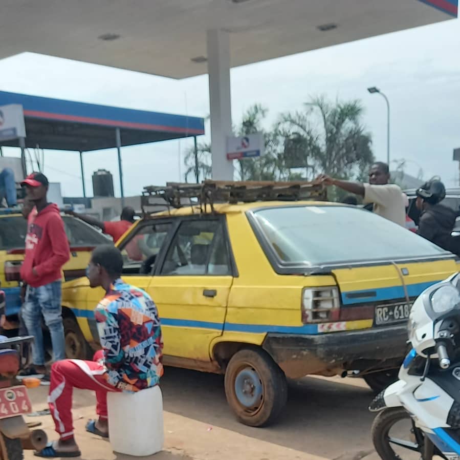 Des citoyens faisant la queue devant une station service à Conakry pour s'approvisionner en carburant
