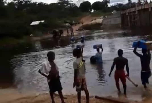 Des citoyens essayant de travers le fleuve Mouliyé