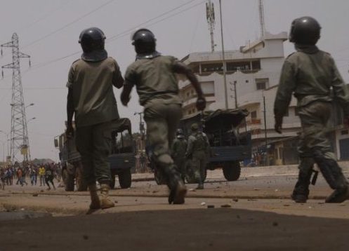 Des gendarmes dispersant des manifestantes à Hamdallaye, image d'archive