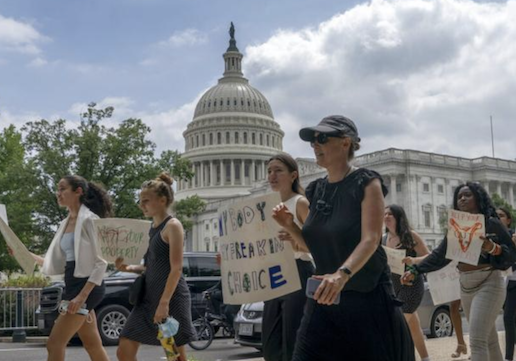 Des manifestants pour le droit à l'avortement se rendent à une manifestation devant la Cour suprême à la suite de sa décision d'annuler l'arrêt Roe v. Wade, qui protégeait jusqu'ici le droit à l'avortement par le gouvernement fédéral, à Washington, le vendredi 24 juin 2022. "AFP"