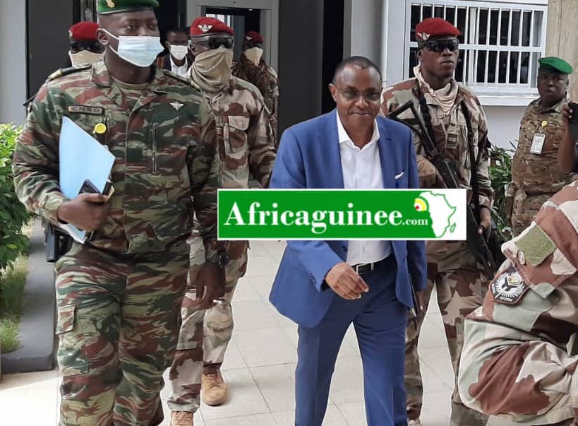 Mohamed Béavogui en compagnie de Amara Camara porte-parole de la présidence