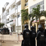 Des policiers anti-émeute à l'entrée de la rue menant à la maison de l'opposant Ousmane Sonko, le 17 juin 2022, à Dakar, crédit photo afp