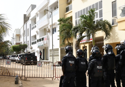 Des policiers anti-émeute à l'entrée de la rue menant à la maison de l'opposant Ousmane Sonko, le 17 juin 2022, à Dakar, crédit photo afp