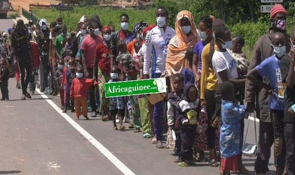 Des réfugiés ivoiriens s'apprêtant à regagner leur pays