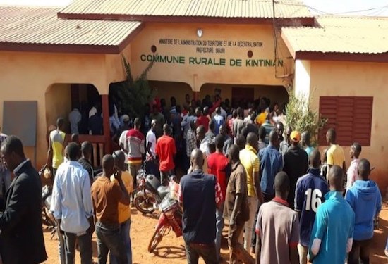 Feature image Des jeunes rassemblés devant la commune rurale de Kintinian