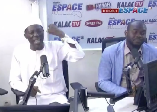 Feature image Aboubacar Soumah dans le studio de la radio espace Fm