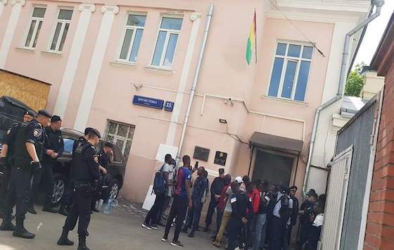 Des étudiants guinéens manifestent devant l'ambassade de Guinée à Moscou