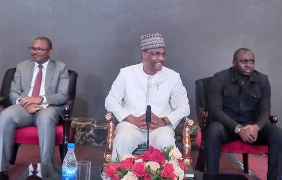Le premier ministre, Mohamed Béavogui (M), le ministre de l’administration du territoire et de la décentralisation Mory Condé, Dansa Kourouma, Président du CNT (conseil national de la transition)