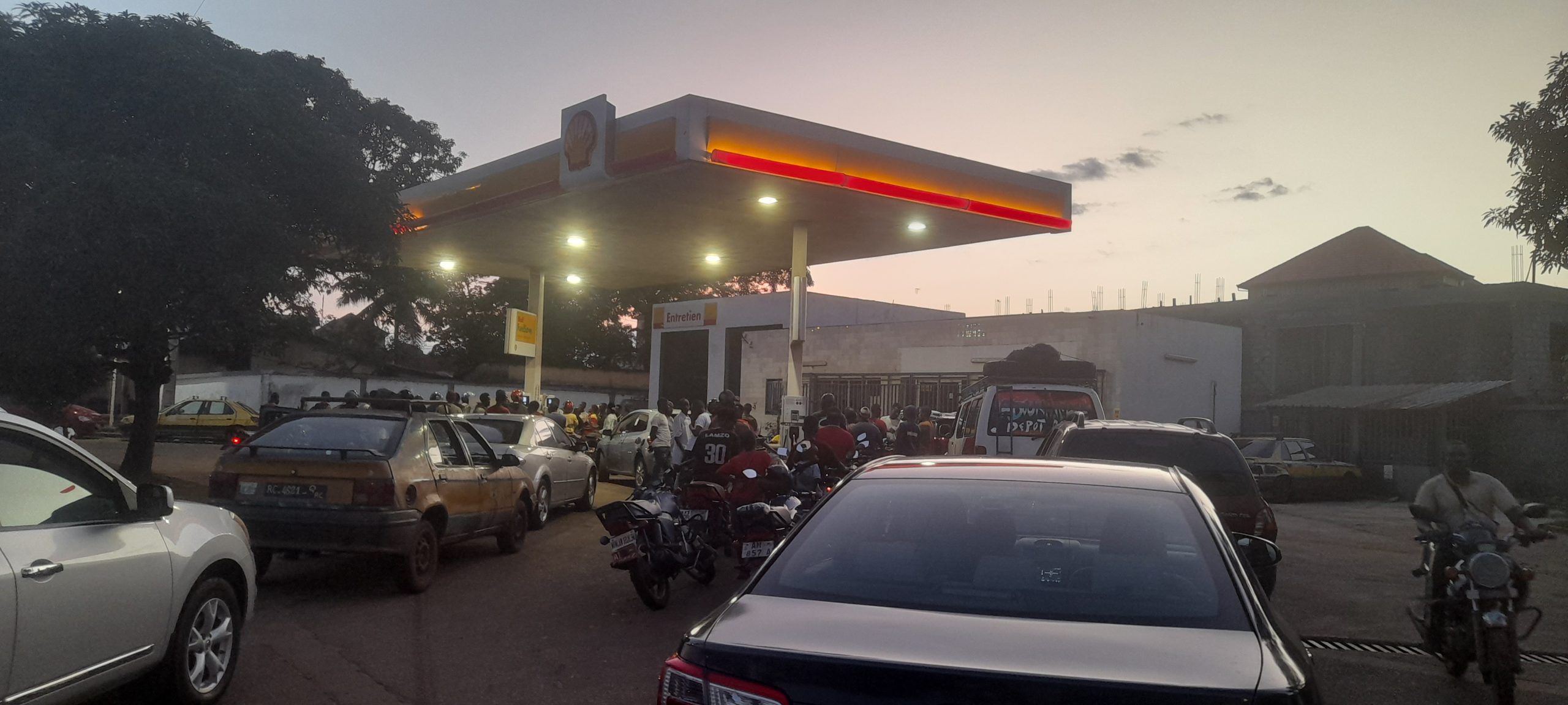 Des automobilistes massés devant une station-service à Conakry