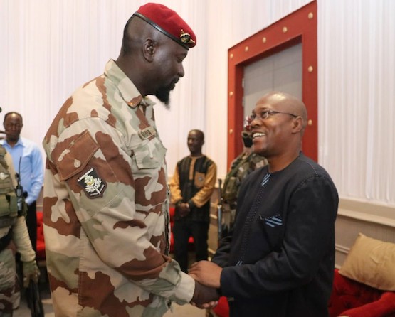 Colonel Mamadi Doumbouya, président de la transition guinéenne et le Porte-parole du Gouvernement Ousmane Gaoual Diallo