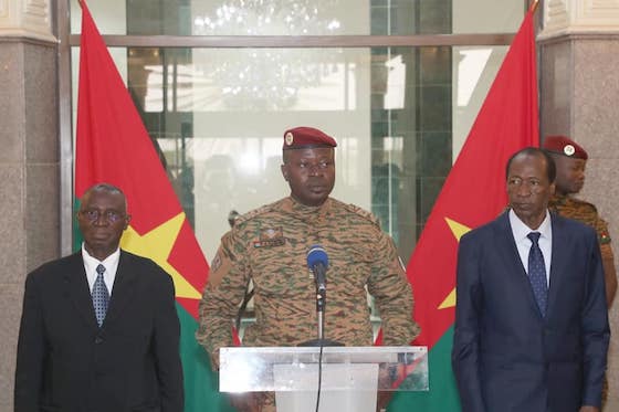 Le lieutenant-colonel Paul Henri Sandaogo Damiba au milieu de deux anciens chefs d'Etat dont Blaise Compaoré à droite