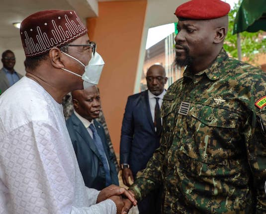 Thomas Boni Yayi, médiateur de la Cedeao dans la crise guinéenne et le Colonel Mamadi Doumbouya, président de la transition guinéenne