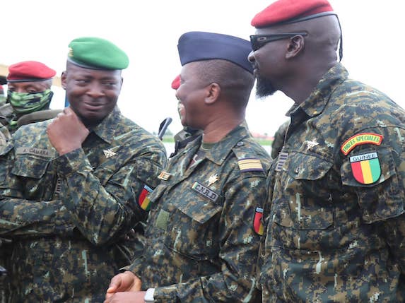 Colonel Mamadi Doumbouya, président de la transition guinéenne et des hauts dirigeants de la junte dont Amara Camara à l'extrême gauche