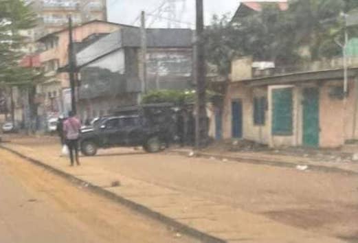 Un pickup de la police stationné à l'entrée du siège de l'UFDG