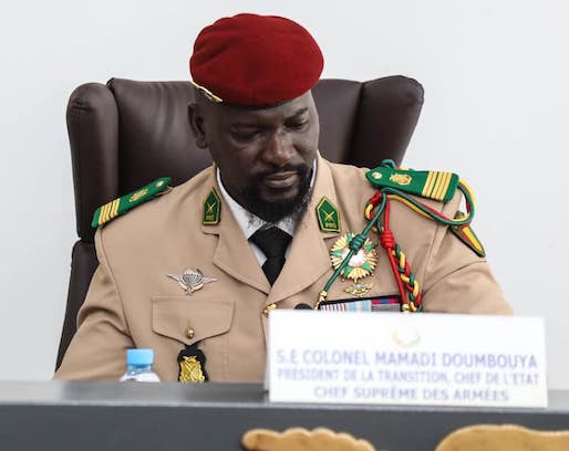 Colonel Mamadi Doumbouya, président de la transition guinéenne présidant le Conseil des Ministres