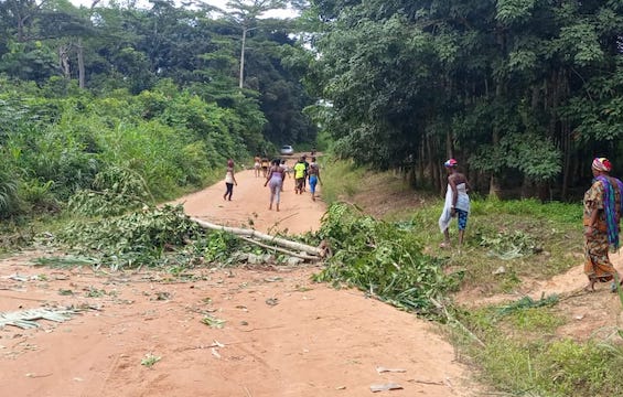 Des femmes barricadent la route à Bounouma