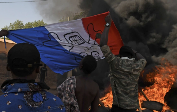 ARCHIVES - Le drapeau de la France est brûlé lors d'une manifestation à Ouagadougou, au Burkina Faso, le 27 novembre 2021 (Reuters)
