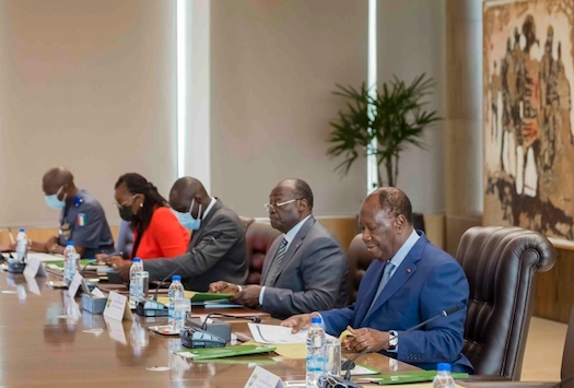 Alassane Dramane Ouattara président de Côte d'Ivoire, présidant le Conseil National de Défense