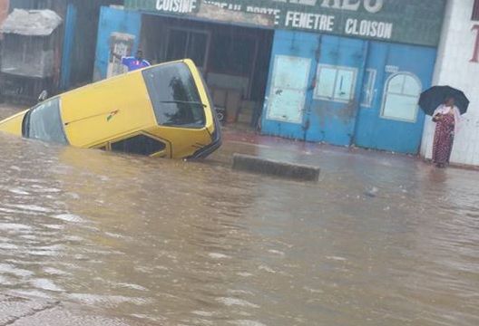 Des pluies diluviennes provoquent des inondations à Conakry