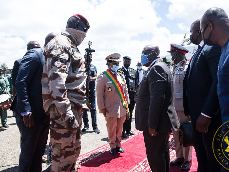 Colonel Mamadi Doumbouya, président de la transition guinéenne recevant Nana Akuffo Addo à Conakry en septembre dernier