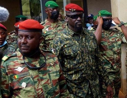 Colonel Mamadi Doumbouya, président de la transition guinéenne au milieu de membres du CNRD