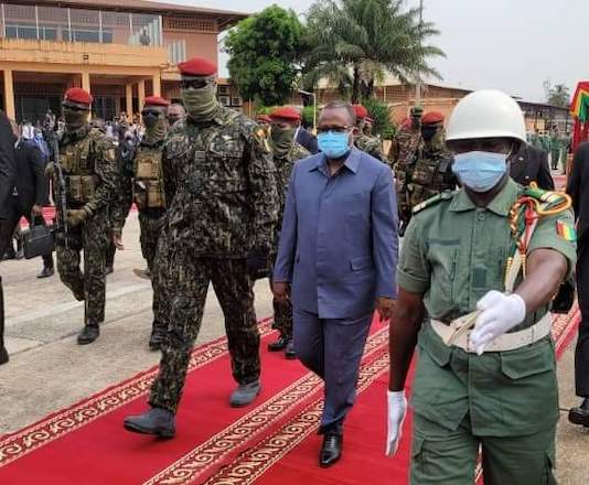 Colonel Mamadi Doumbouya, président de la transition guinéenne reçoit Umarou Sissoco Emballo à Conakry, le 21 octobre 2021