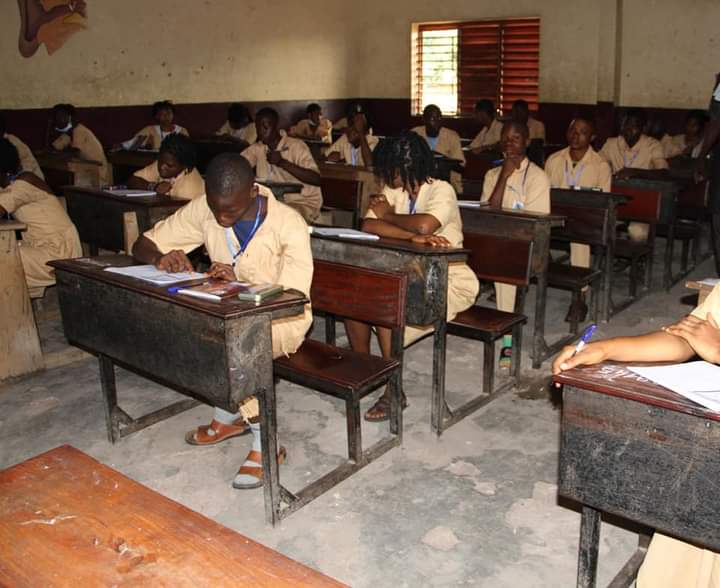 Des candidats au BEPC assis dans leur salle d’examen