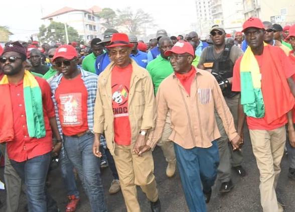 Cellou Dalein Diallo, Sidya Touré lors d'une manifestation du FNDC à Conakry