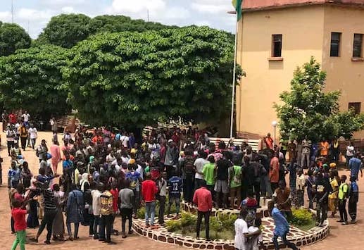 Feature image Des étudiants rassemblés dans l'enceinte de l'Université de Kankan