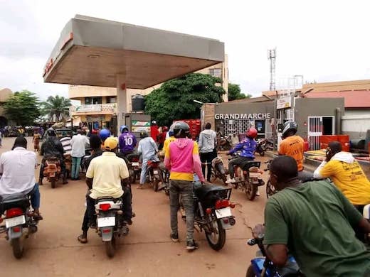 Des citoyens faisant la queue devant une station service à Kankan pour s'approvisionner en carburant
