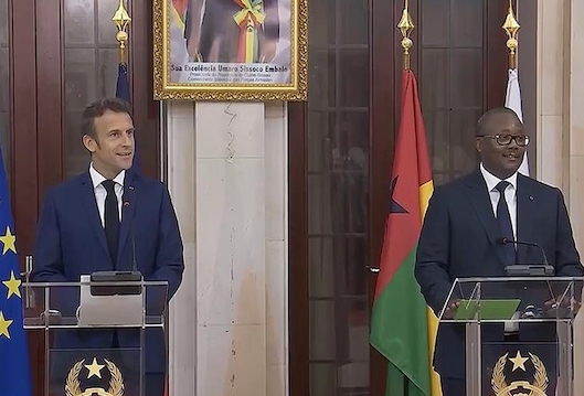 Emmanuel Macron et Umaro Sissoco Emballo en conférence de presse à Bissau