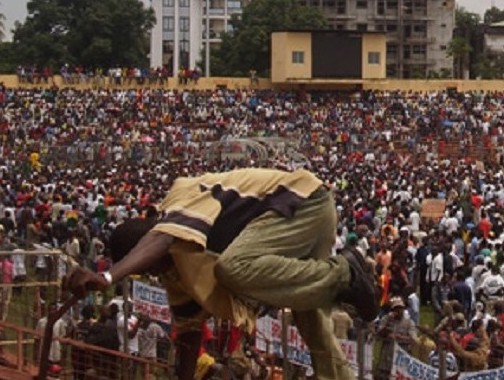 Des manifestants rassemblés au stade de Conakry fuyant la repression