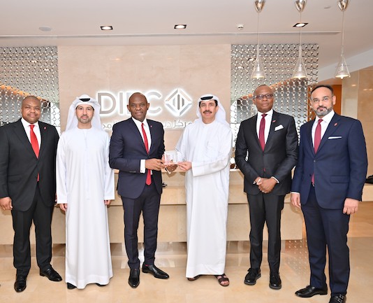 Feature image De gauche à droite : directeur exécutif, Trésorerie et opérations bancaires internationales, United Bank for Africa (UBA), M. Ndubisi Chiugo ; le directeur général de l'Autorité du centre financier international de Dubaï (DIFC), le prince Arif Amiri ; Président du Groupe, United Bank for Africa (UBA), M. Tony O. Elumelu ; Gouverneur, Dubai International Financial Centre (DIFC), Son Excellence Essa Kazim ; Directeur général/PDG du groupe, United Bank for Africa (UBA), M. Kennedy Uzoka ; et directeur général,