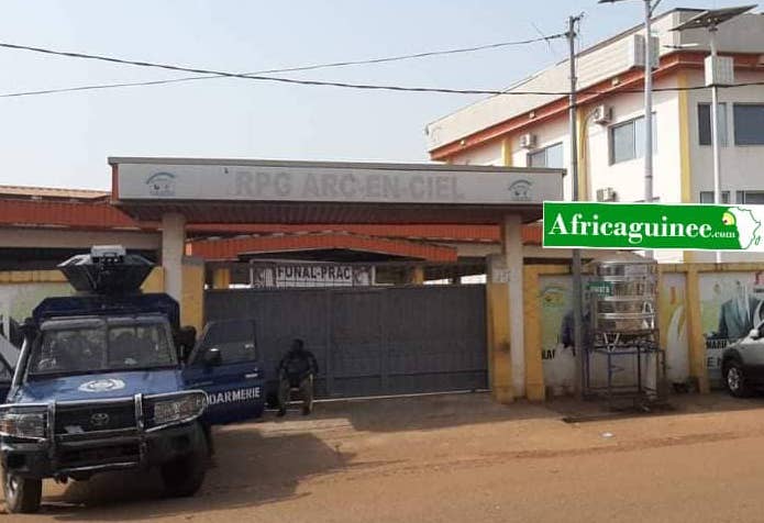 Feature image Une pickup de la gendarmerie stationnée devant le siège du RPG à Conakry, image d'archive