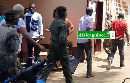 Foniké Mengué, Billo Bh et Djanii Alpha se dirigent vers la salle d'audience du TPI de Dixinn