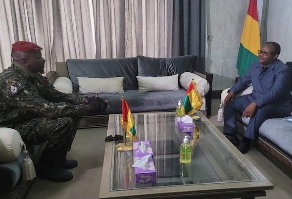 Umaro Sissoco Umbalo reçu par le Colonel Mamadi Doumbouya, président de la transition guinéenne en octobre 2021 à Conakry