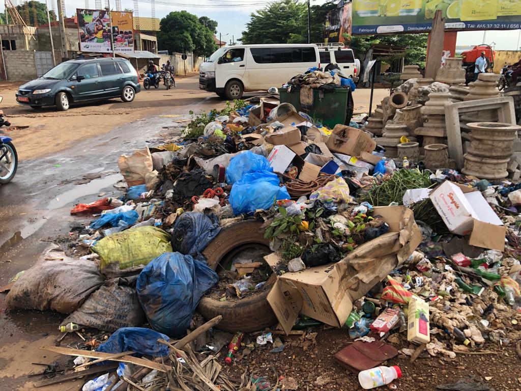 Des tas d'immondices jonchent les routes à Conakry