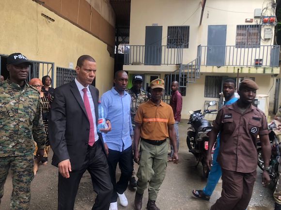 Feature image Abdoulaye Sow, Secrétaire général de la FESABAG au milieu des agents
