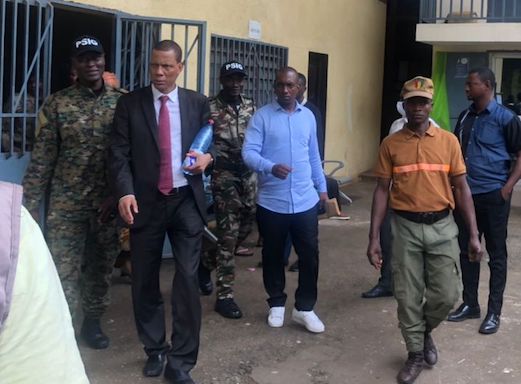 Abdoulaye Sow, Secrétaire général de la FESABAG à sa sortie de la salle d'audience, image d'archive