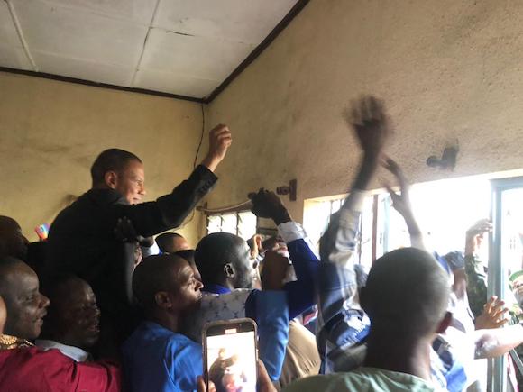 Feature image Abdoulaye Sow, Secrétaire général de la FESABAG porté par ses camarades après le verdict