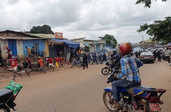 Des manifestants dispersés par la police à la Tannerie