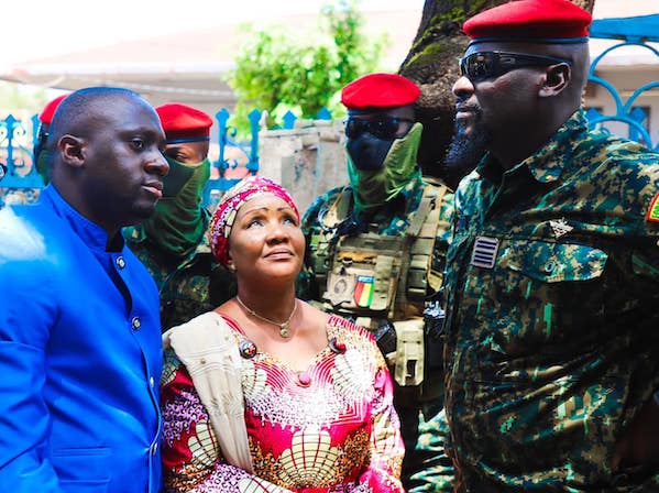 Mory Condé, ministre de l'Administration du territoire et de la décentralisation et le Président de la Transition, colonel Mamadi Doumbouya