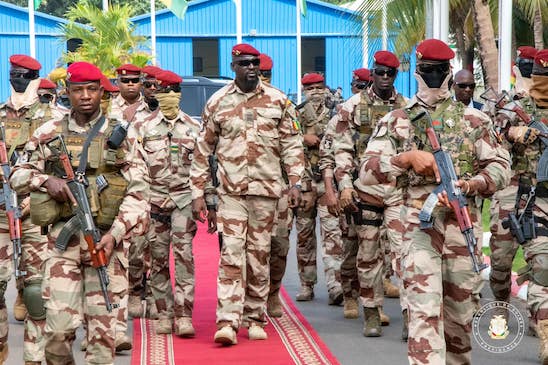 Colonel Mamadi Doumbouya, président de la transition guinéenne entouré de sa garde