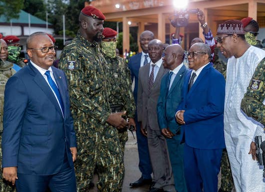 Colonel Mamadi Doumbouya, président de la transition guinéenne recevant une délégation de la Cedeao à Conakry, le 20 juillet 2022