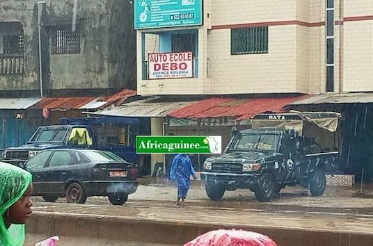 Un véhicule du du BATA (bataillon autonome des troupes aéroportées) posté à Koloma ce mercredi 17 août, jour de manifestations