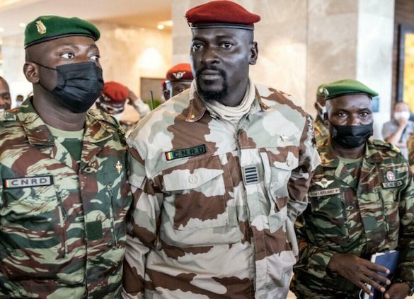 Amara Camara, Secrétaire général à la Présidence, Mamadi Doumbouya, président de la transition, Sadiba Koulibaly, chef d'Etat-major général des armées