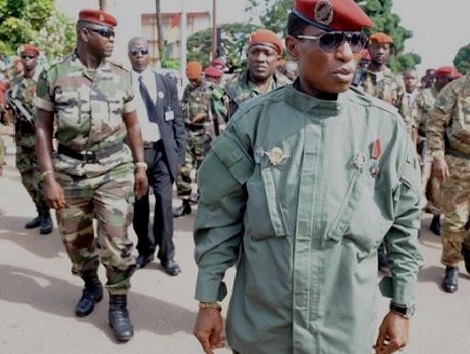 Dadis Camara en compagnie de Toumba Diakité et Claude Pivi, image d'archive