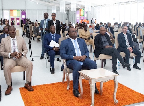 Le Premier ministre Bernard Goumou lors d'une réunion avec des dirigeants des compagnies minières à Conakry
