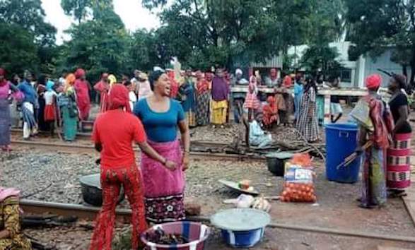 Des femmes faisant la cuisine en pleine rue à Kalaboui